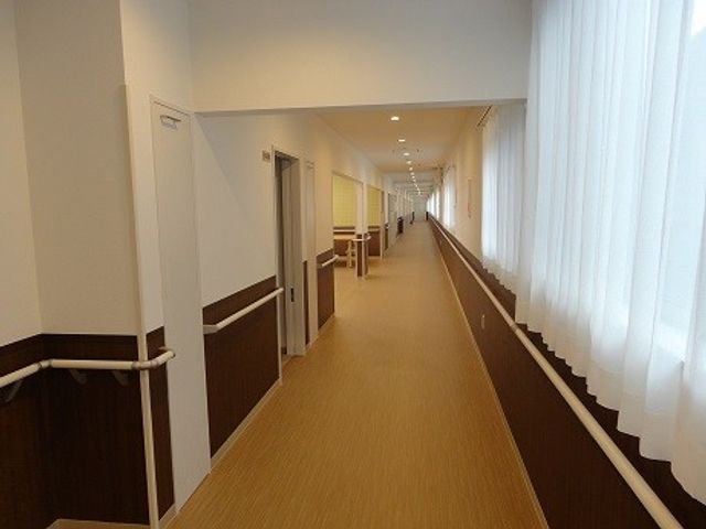 清潔な施設の廊下 廊下 清潔感あふれる廊下で利用者様の安全と快適な移動をサポートしてください。