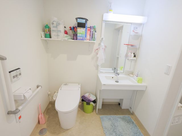 広々としたトイレ トイレ 使いやすさを重視したトイレは、手すりが設置されており、清潔感があります。