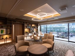 落ち着いた雰囲気のラウンジ