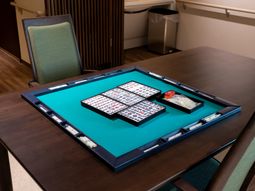 テーブルでの麻雀風景
