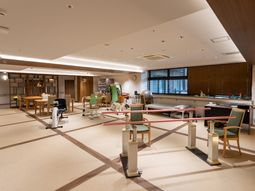 運動器具が並ぶ訓練室