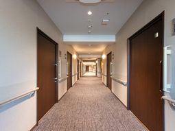 落ち着いた色合いの廊下