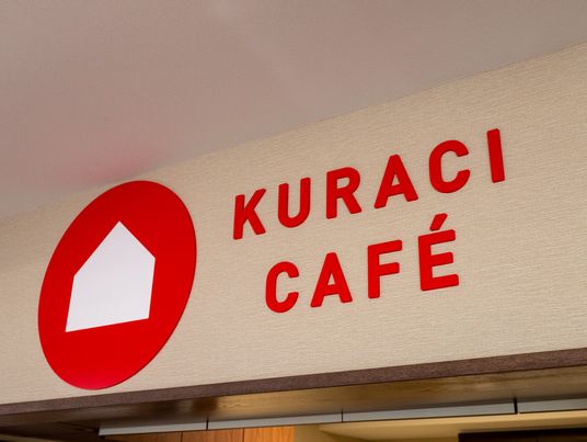 赤い看板と文字