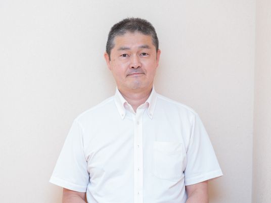 白いシャツの男性立ち姿