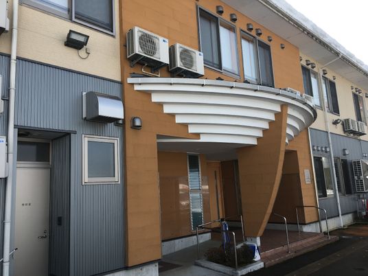 施設の入り口の外観