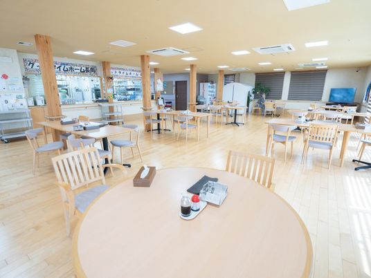 広々とした共有ダイニング