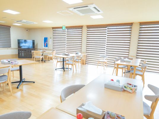 明るい食堂空間