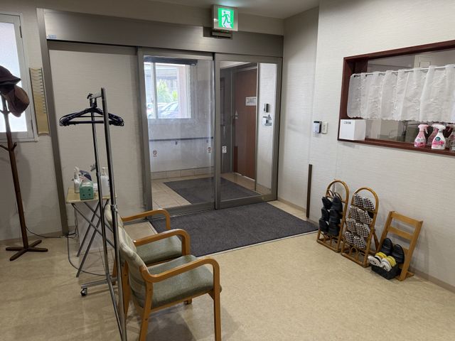 エントランスの様子 エントランス 広々としたエントランスには、快適さを考慮したスペースが用意されています。仕事を始めるのに快適な環境です。