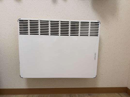 壁掛け暖房機器  