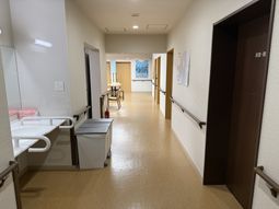 手すり付きの廊下