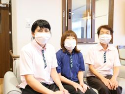 笑顔のスタッフ三人組