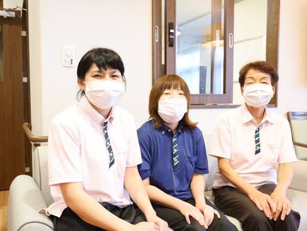 笑顔のスタッフ三人組