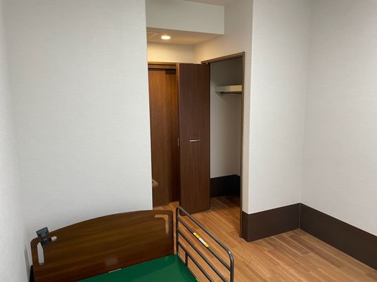 居室のベッドと扉の様子