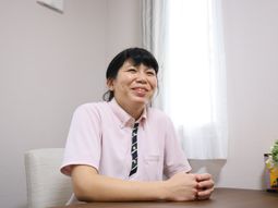 笑顔のスタッフ肖像