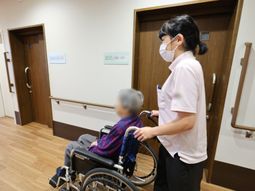 廊下を進む介護スタッフ