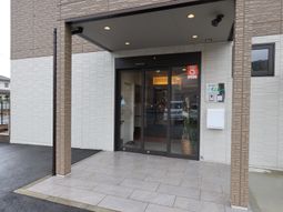 エントランスの明るい外観