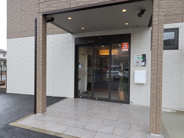 エントランスの明るい外観
