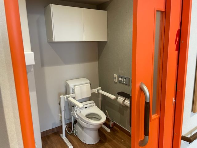 バリアフリートイレ施設 トイレ 手すりがついた安全なトイレ空間で、快適にご利用いただけます。明るい色彩で、使い勝手にも配慮されています。
