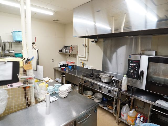 清潔な施設の厨房 厨房 整然と配置された厨房は、毎日の美味しい料理を支える大切な場所です。快適な環境で、調理のスキルを活かせます。