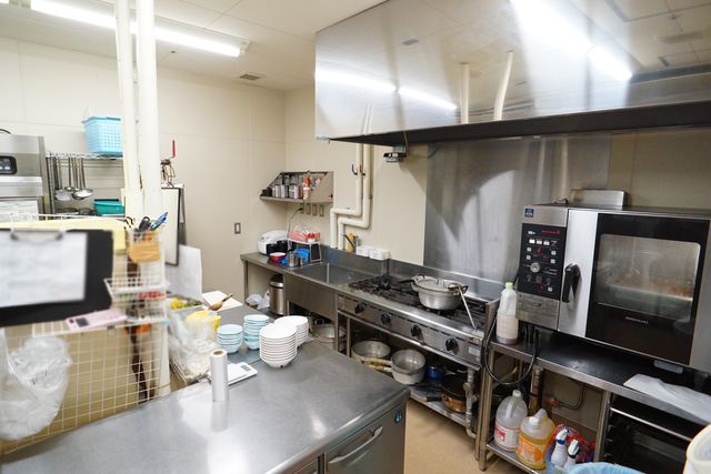 清潔な施設の厨房 厨房 整然と配置された厨房は、毎日の美味しい料理を支える大切な場所です。快適な環境で、調理のスキルを活かせます。