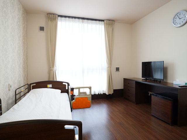 居室の明るい雰囲気 居室 ゆとりある居室は、日当たり良好で明るく、家具も整っており、快適な時間を過ごすことができます。お仕事を通じて、居心地の良い空間づくりを支えましょう。