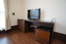 居室のテレビとデスク