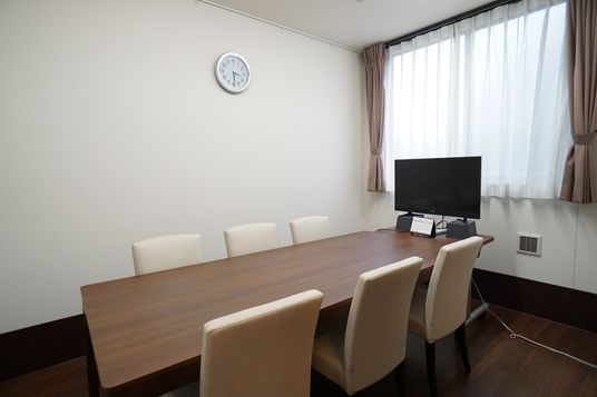 会議室のテーブルと椅子