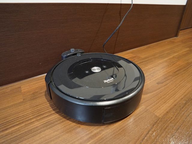 自動掃除機が充電中 掃除ロボット 最先端の自動掃除機が清潔な空間を保ち、スタッフの業務効率も向上しています。