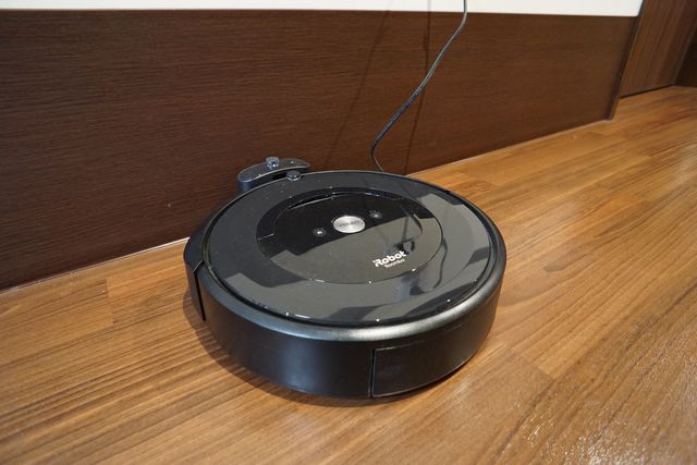 自動掃除機が充電中 掃除ロボット 最先端の自動掃除機が清潔な空間を保ち、スタッフの業務効率も向上しています。