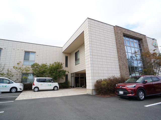 モダンな建築の外観 外観 駐車場からアクセスしやすいモダンな建物です。多くの窓が確認でき、開放的な環境が期待できそうです。