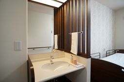 清潔感ある洗面台とベッド