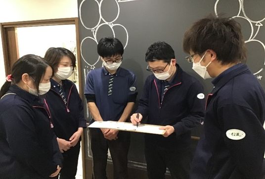 スタッフが情報共有をしている様子