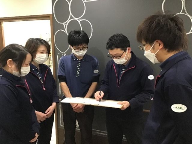 スタッフが情報共有をしている様子 スタッフイメージ 情報を共有し、連携を図るスタッフの風景です。チームワークの良さが私たちの強みです。