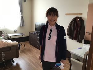 明るい居室のケアスタッフ
