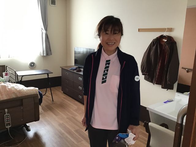 明るい居室のスタッフ 居室 ゆとりのある居室で働くスタッフの姿。日々のお手伝いを通じて、入居者様の笑顔を支えます。