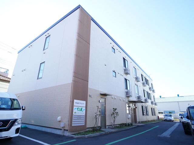 白い建物の外観 外観 清潔感あふれるホワイトを基調とした建物です。居心地のよい職場環境が提供されています。