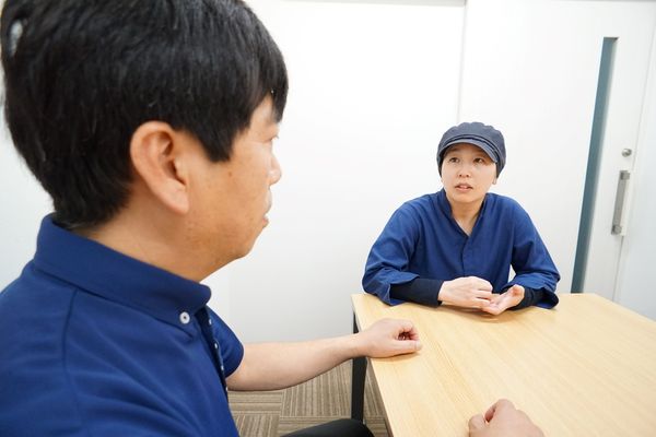 スタッフが会話している様子
