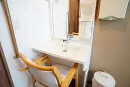 清潔な洗面台とイス