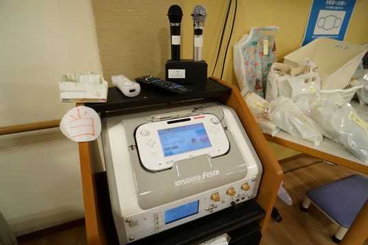 カラオケ機器のある部屋