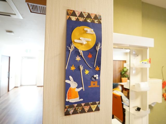 廊下に飾られた和風テープストリー 展示物 お客様を迎える廊下には、季節感あふれる和風テープストリーが飾られ、訪れる方々に和やかな気持ちを提供しています。