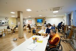 明るい食堂の様子