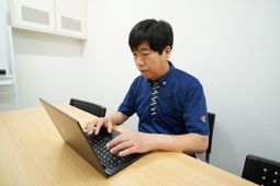 男性がデスクワークをする様子