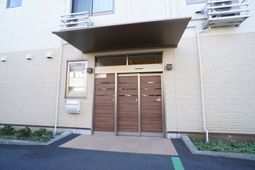 木目自動ドアの建物入口