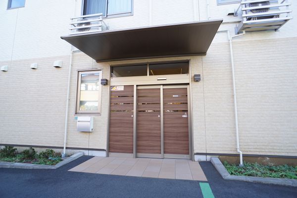 木目自動ドアの建物入口