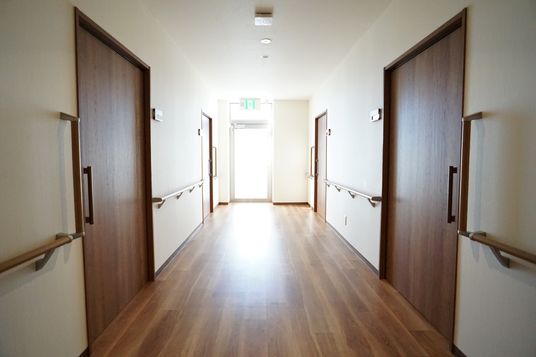 明るく清潔な廊下