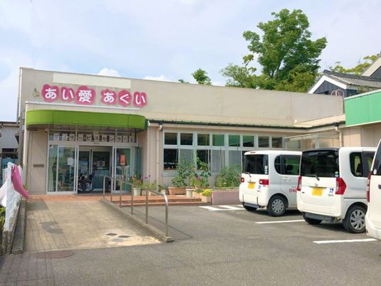 施設の正面外観  