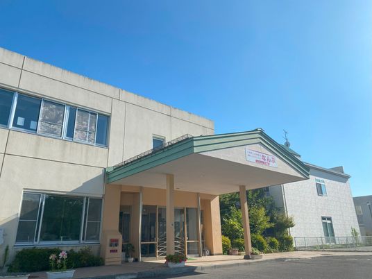 広々とした建物外観