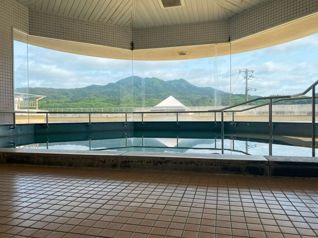 眺望の良い浴室 浴室 大きな窓からの景色が魅力的な浴場です。リラックスできる環境が整っています。