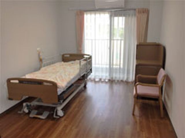 明るい居室 居室 自然光が入る明るい部屋で、快適に過ごしていただけます。一人用の静かな空間です。