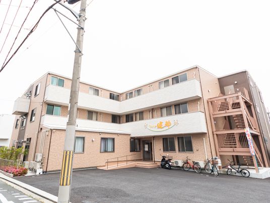 茶色の外壁の建物外観